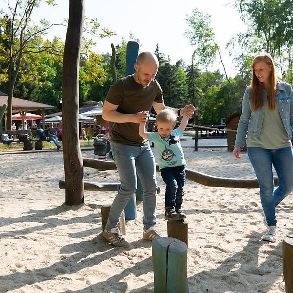 Kinder auf dem Spielplatz