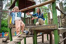 Mutter und Kind auf Spielplatz