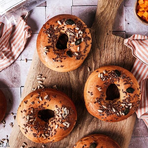 3 Kürbis Bagel serviert auf Holzbrett