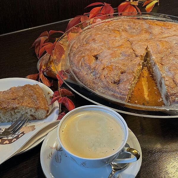 Zimtschnecken - Kuchen serviert auf Geschirr