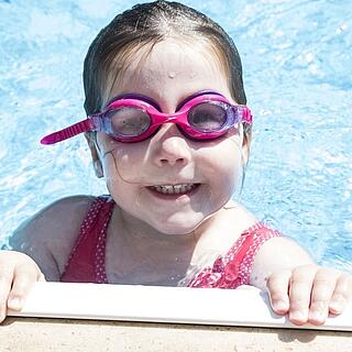 Kleines Mädchen im Pool mit Taucherbrille