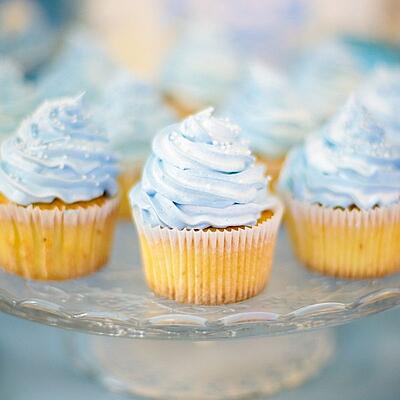 Kindergeburtstag im Winter Cupcakes aus hellem Teig mit hellblauem Frosting