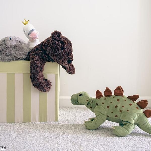 3 Kuscheltiere liegen im Kinderzimmer