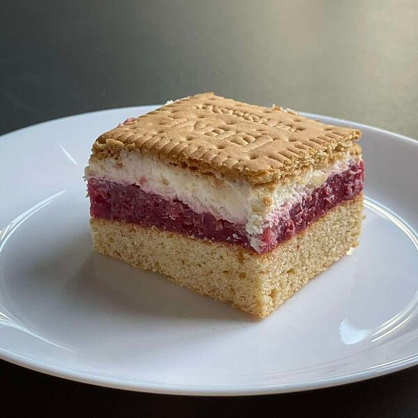 Butterkeks Kuchen mit einer Creme und Himbeerfüllung