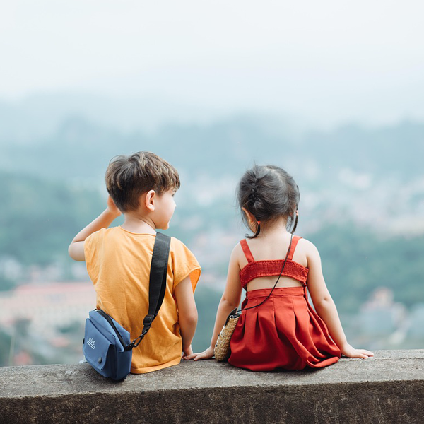 Kinder lieben es draußen zu spielen, aber an Regentagen lohnt es sich kreative Alternativen zu finden.