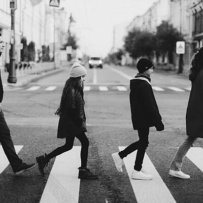 Familie überquert Straße Eine Familie überquert die Straße