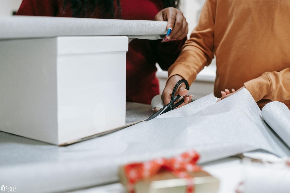 Geschenk mit Geschenkpapier richtig einpacken