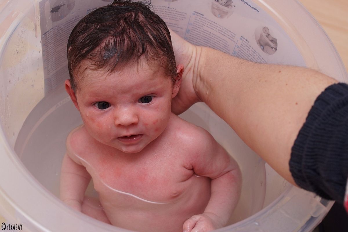 Baby mit Ausschlag in einer Wanne