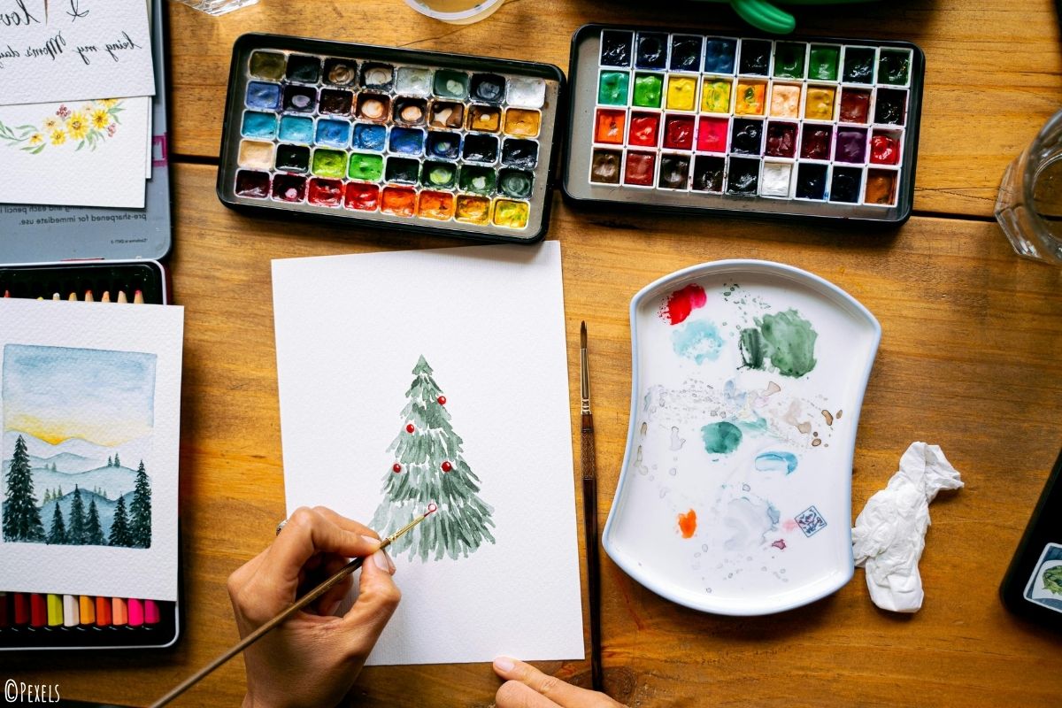 Weihnachtskarte wird gemalt