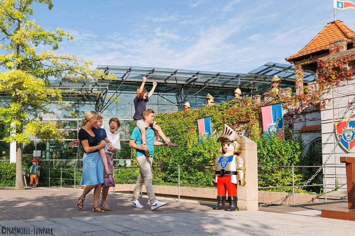 Familie im Freizeitpark