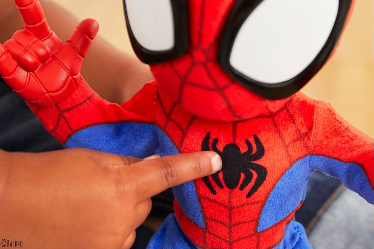 Kinderfinger zeigt auf Spidey-Spielzeug