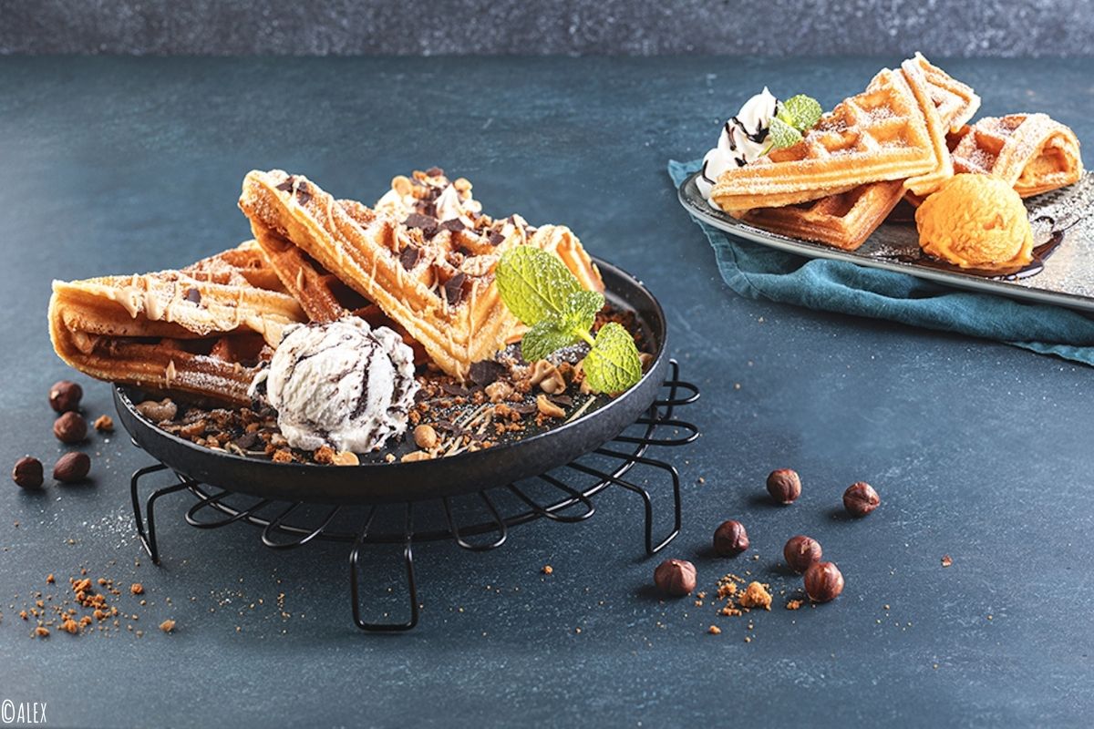 Waffeln mit Eis und verschiedenen Toppings 