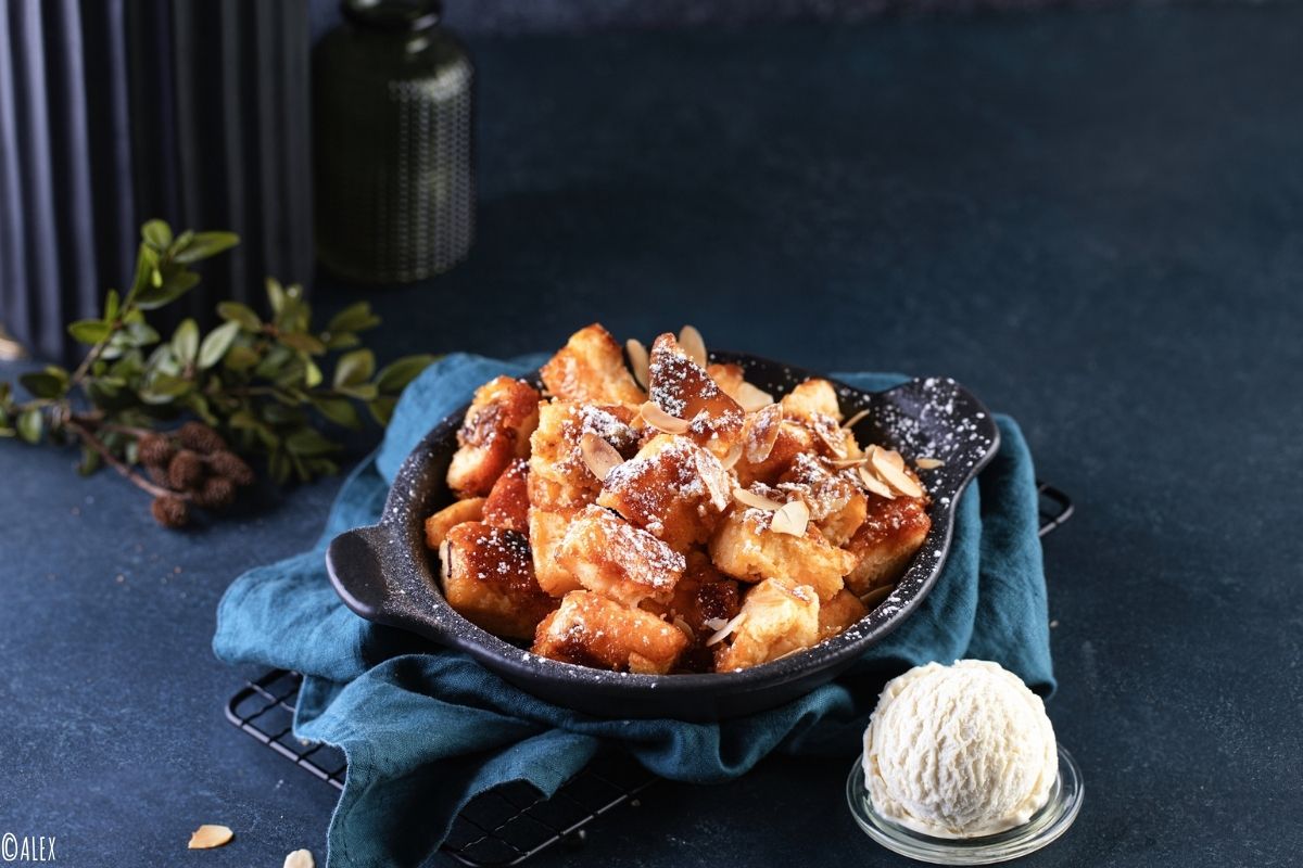 Kaiserschmarn mit Eis, Puderzucker und Mandeln