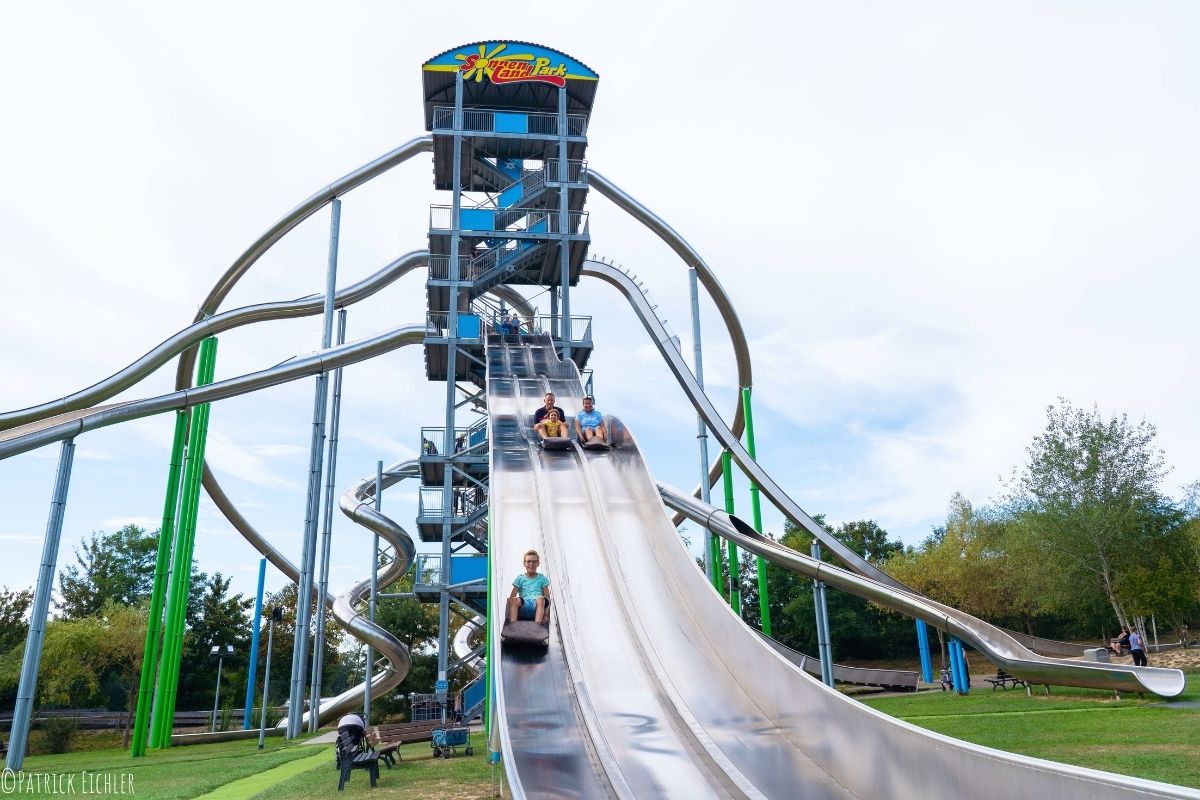 Rutschturm mit rutschenden Kindern und verschiedenen Rutschen