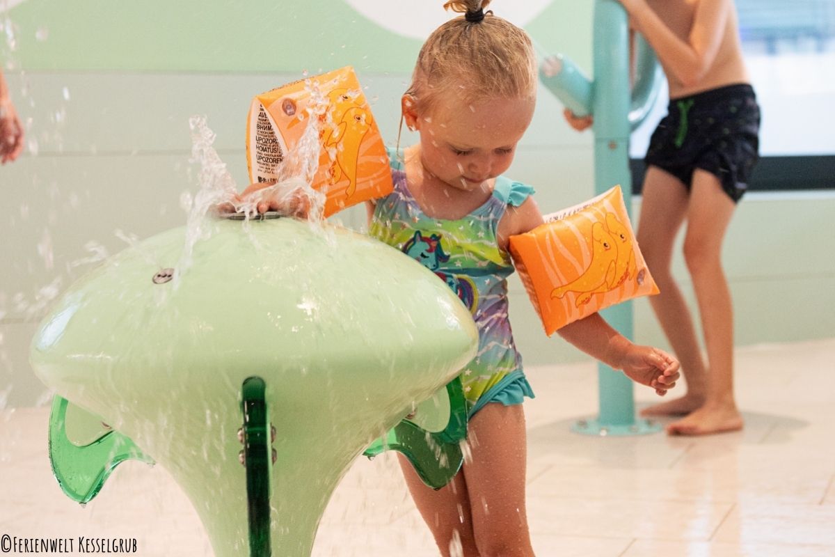 Kinder spielen in einer Badewelt