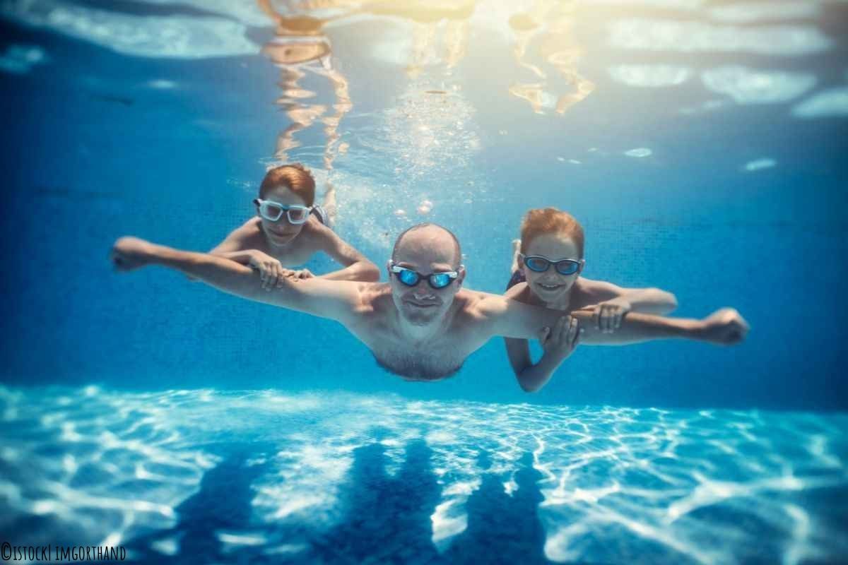 Vater taucht mit zwei Kindern