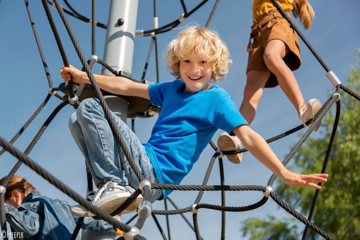 Kind turnt und spielt auf einem Spielplatz