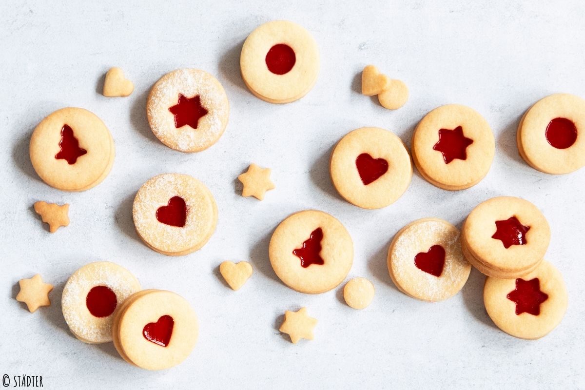 Viele Plätzchen mit Marmeladen-Füllung