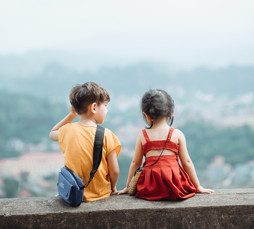 Kinder lieben es draußen zu spielen, aber an Regentagen lohnt es sich kreative Alternativen zu finden.