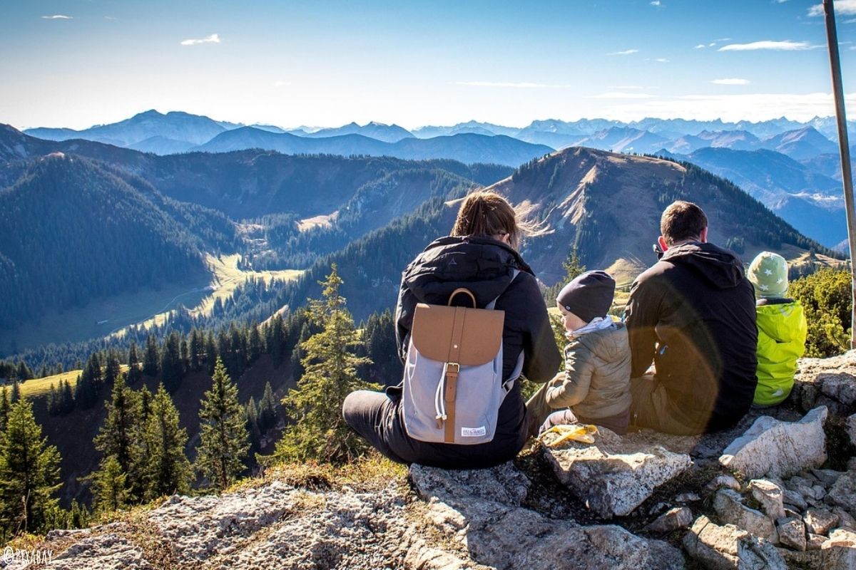 Familie macht eine Rast vom Wandern