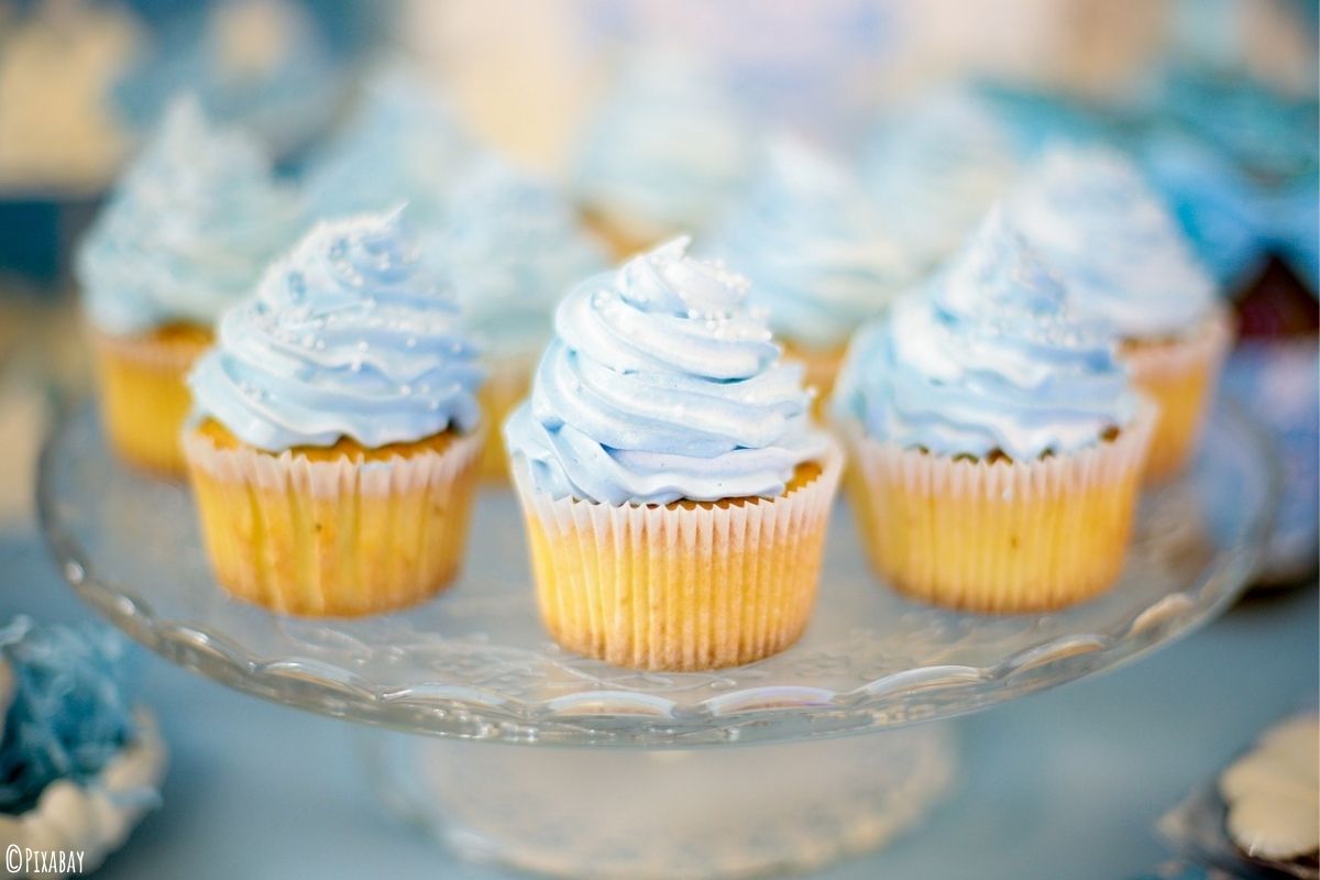 Cupcakes aus hellem Teig mit hellblauem Frosting