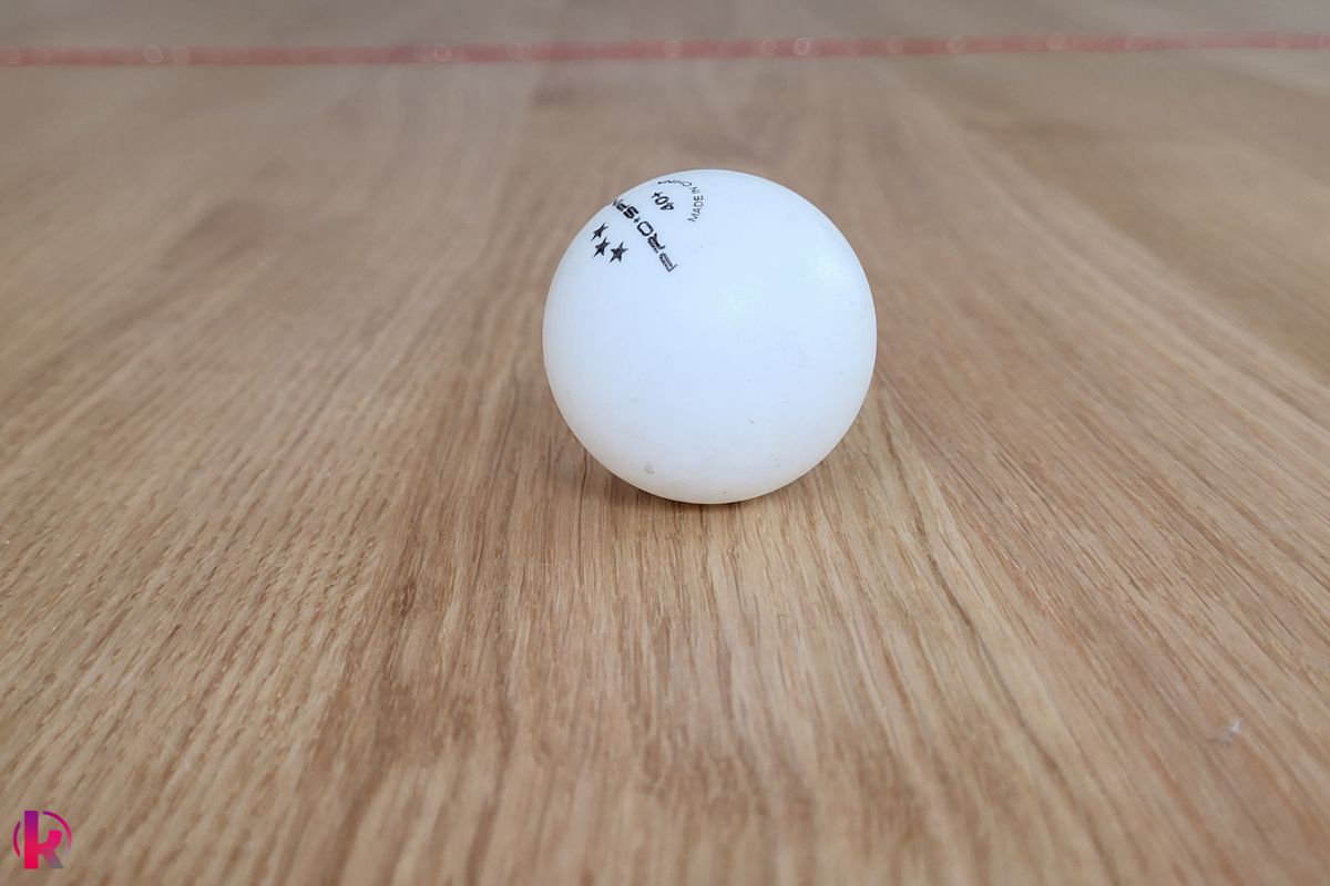 Tischtennisball liegt auf einem Tisch